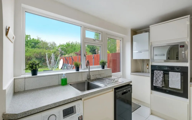 Elegant 5 Bed Home with Garden- Slough
