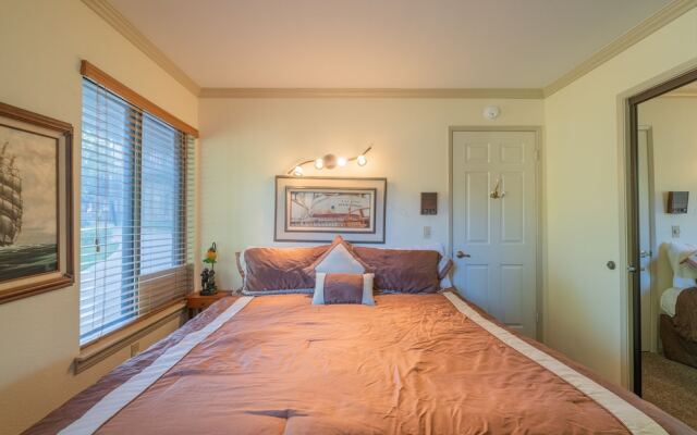 Lakefront Viking Oasis Condo