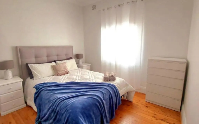 3br house, 5 min walk to beach with parking – Guest Rooms – Sydney