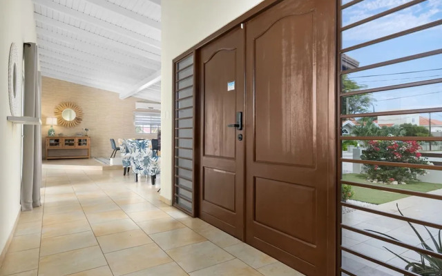 3BR 2BA Near Eagle Beach w Private Pool
