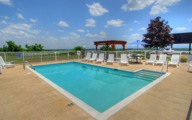 Clarion Pointe Staunton East