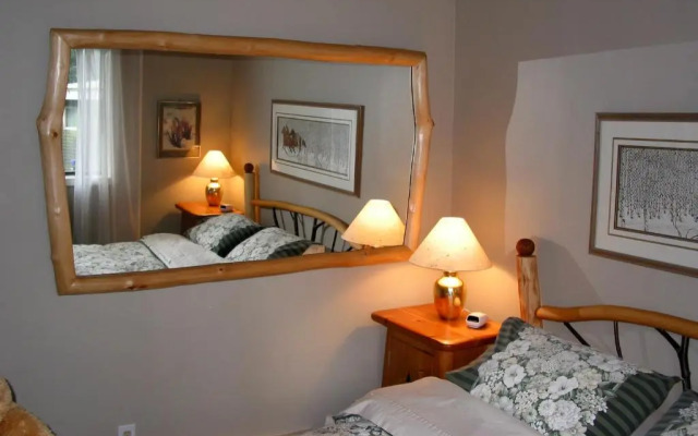 Sticks and Stones Cottage-Arbutus Grove