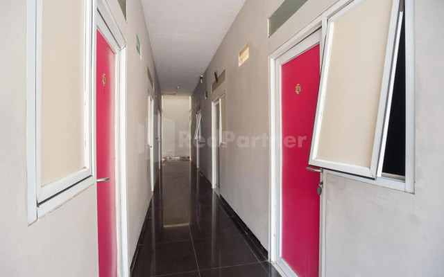 Super OYO 2223 J&b Room Utan Kayu