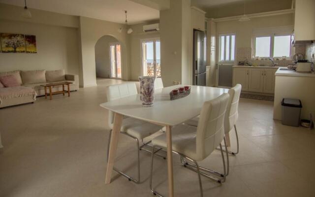 Lovely 3-bedroom Rental Unit With Alluring Views