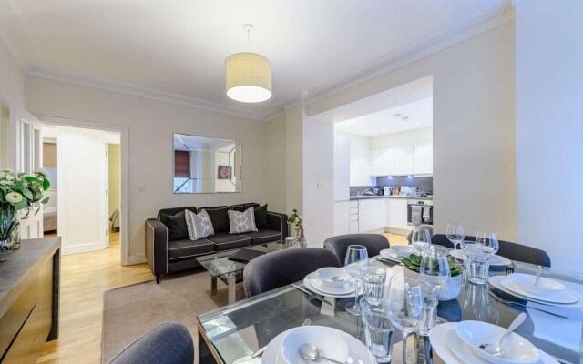 Modern Three Bedroom Apartment in Hammersmith