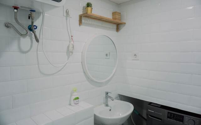 Comfortable And Homey Studio Loft At Kingland Avenue Apartment