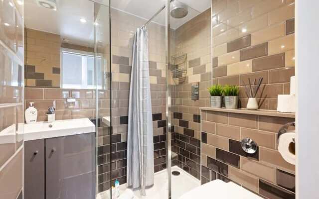 Intimate Studio W/king-size Bed in Camden Town