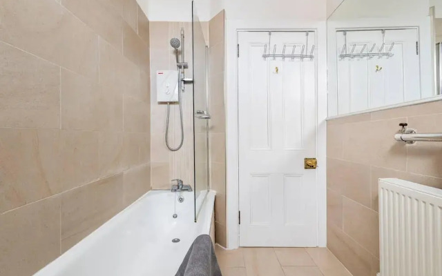 Stunning 5 Bedroom Large Apartment With Parking