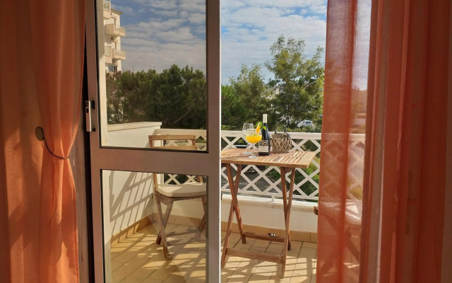 Pretty Sunny Guest Apartment