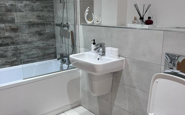 Stylish 2-bed Apt-private Parking-10mins to Centre