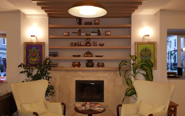 Artemis Hotel