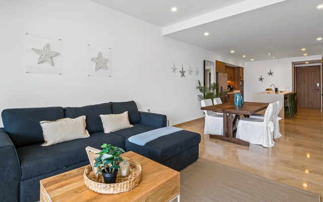 Stylish Beachfront 2BR - Balcony & Pools