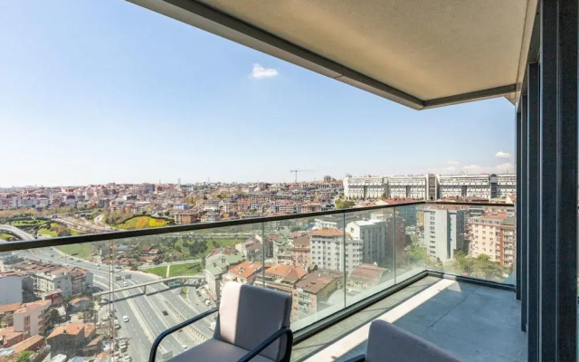 Cozy Flat With City View and Balcony in Sisli