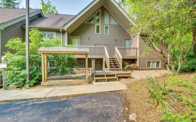 Second-floor Condo w/ Community Pool Access!