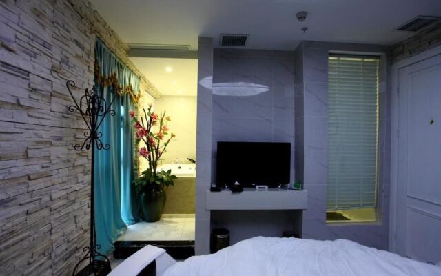 Wuhan U and I Theme Hotel