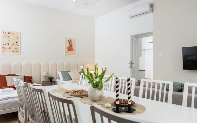 Modern  Apartments  by Upstairs