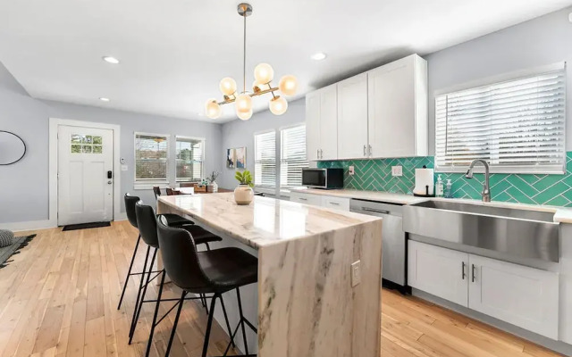 City Oasis With Hot Tub Group-friendly
