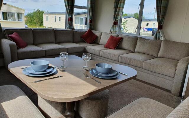 46 Lancaster Crescent Luxury caravan with hot tub