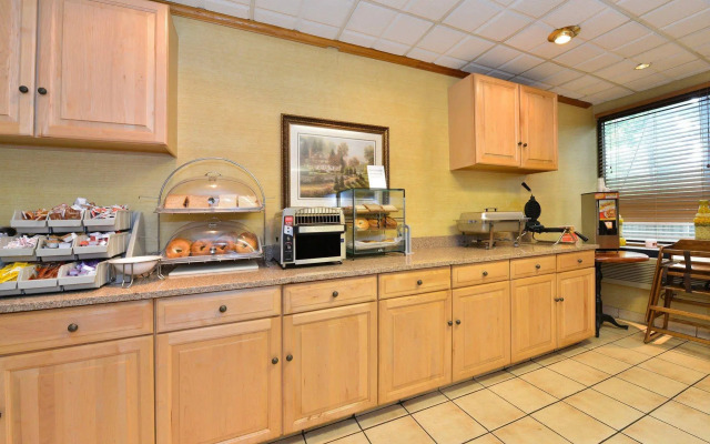 Best Western Plus Richmond Airport Hotel