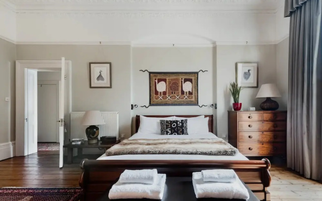 Grand Victorian Apartment in Sought-after Clifton