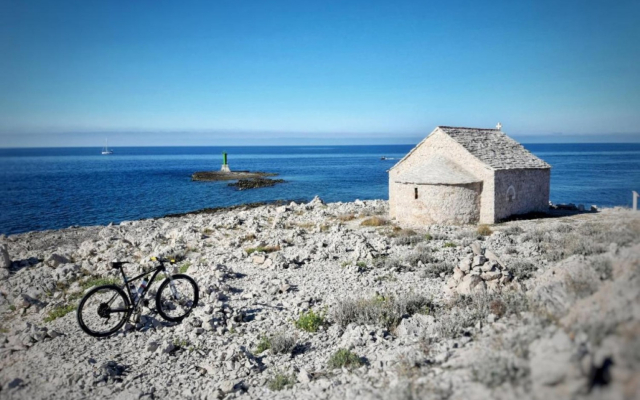 Apartment Jak - 10m from the sea: A Sevid, Riviera Trogir