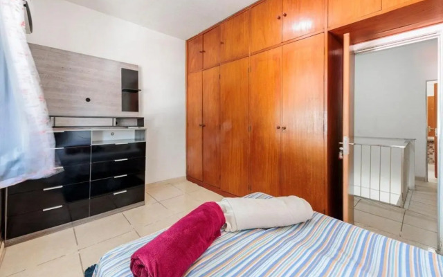 Quarto em residência tranquila e familiar