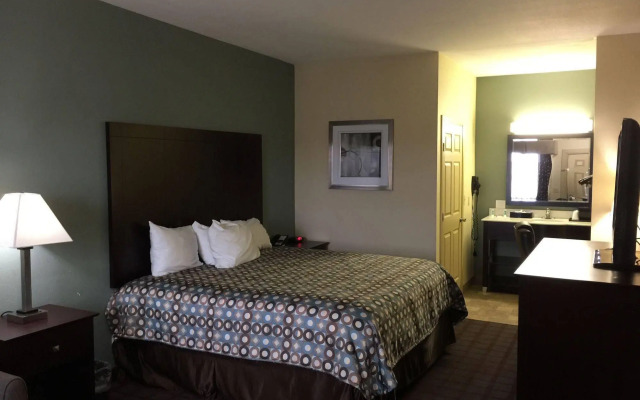 Pearsall Inn & Suites