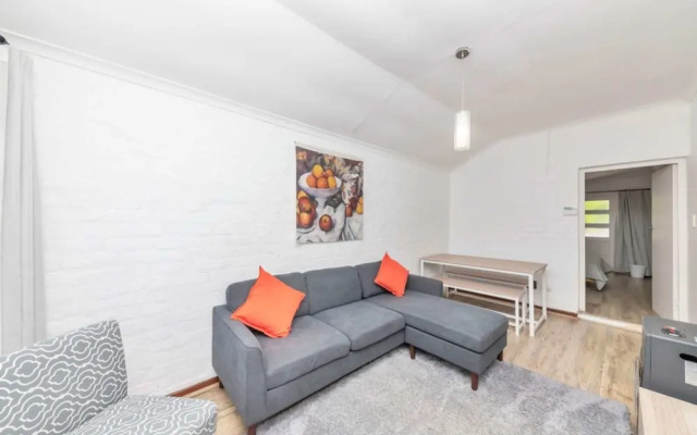 Peaceful 1BD Flat w/ Private Gardenrondebosch