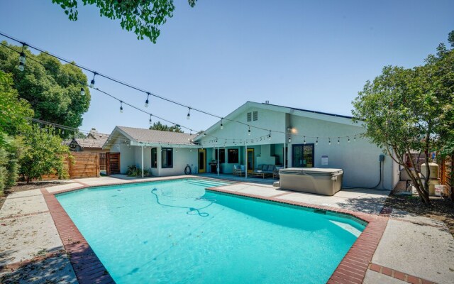 Bakersfield Oasis: Private Pool, Hot Tub & Patio!