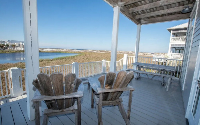 Sugar Shack 4 Bedroom Home by RedAwning
