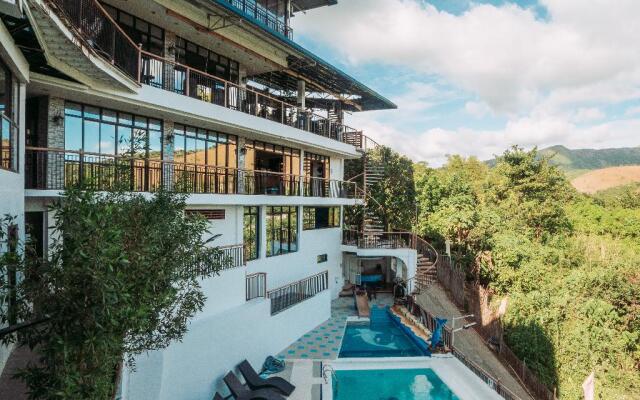 Skylodge Resort