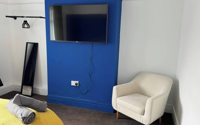 City Centre-4 Br-sleeps 7-garden-free Parking