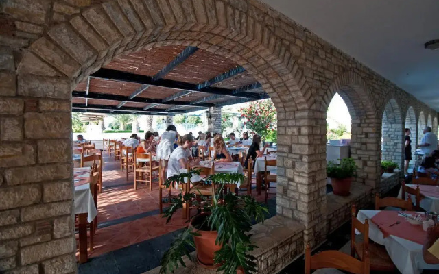 Zefiros Beach Hotel