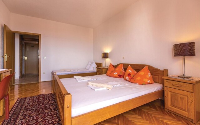 Nice Home in Makarska With Wifi and 2 Bedrooms