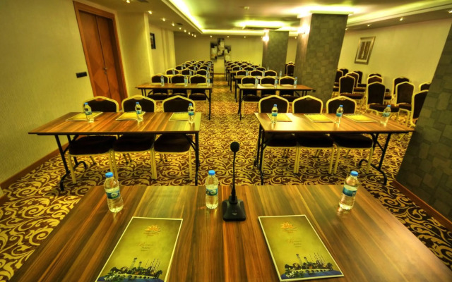 Golden Deluxe Hotel