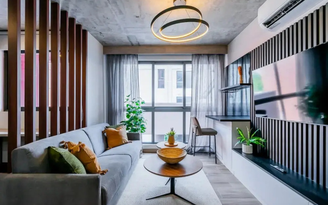 w Stunning 2BR w Great Deco in Centriqo