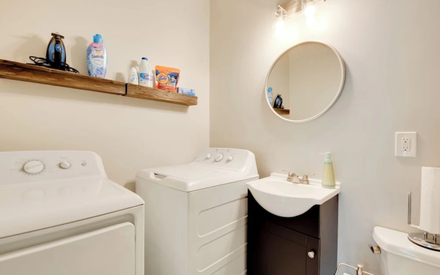 Pet-friendly Home ~ 6 Mi to Downtown Atlanta!