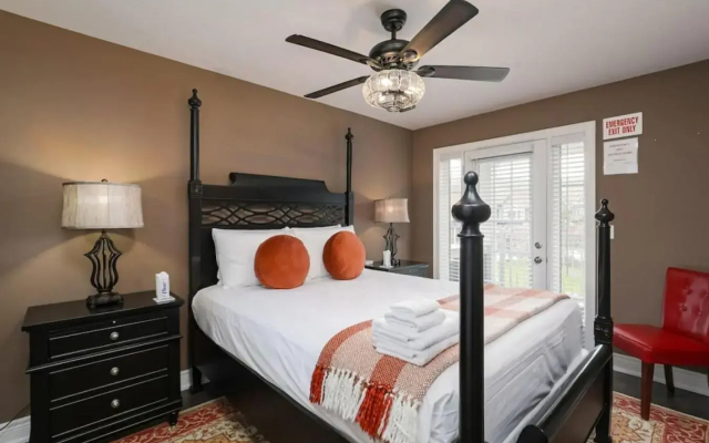 Exceptional 3 BDRM Townhome - 4 Seasons Rental