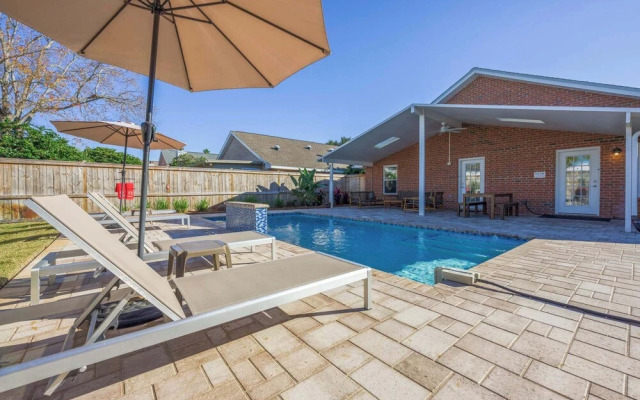 Golf Cart & Private Pool!