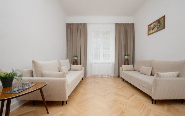 1930's Inspired Apartment by Renters