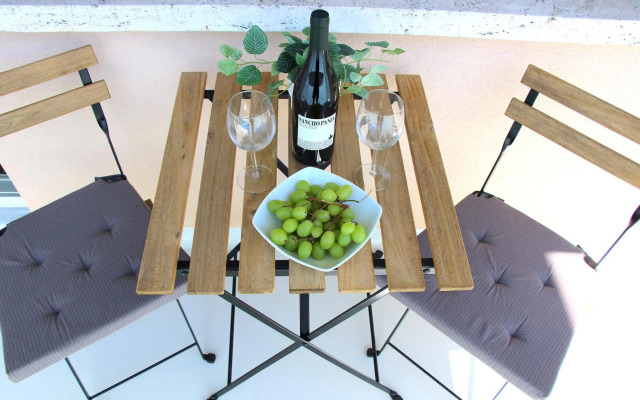 Cozy apartment with Free Parking & close to Lake