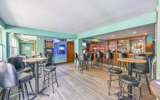 Upper Deck Hotel and Bar - Adults Only