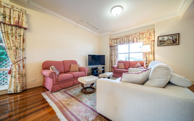 Glenelg Beach Stylish 2 Story Townhouse Sea View