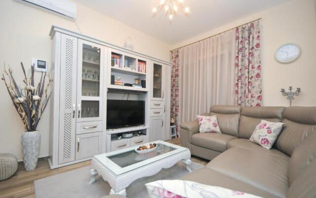 Lux Apartments MMS