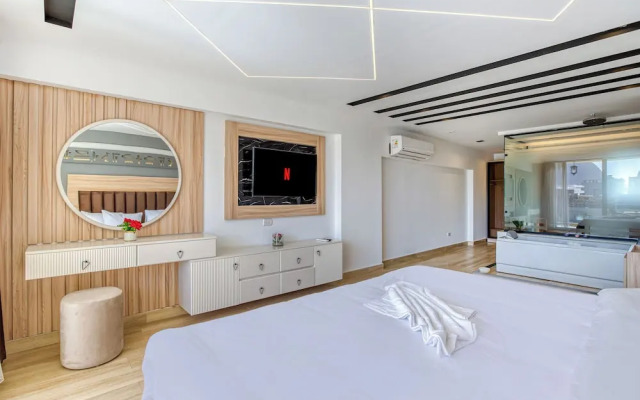 Diamond pyramids hotel