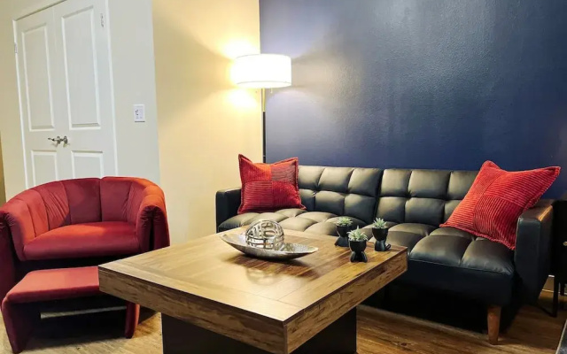 Cozy Home W Pool GYM Parking 10 Min to Cedars