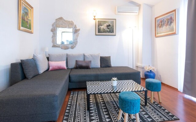 Awesome Home in Podstrana with Hot Tub, WiFi & 2 Bedrooms