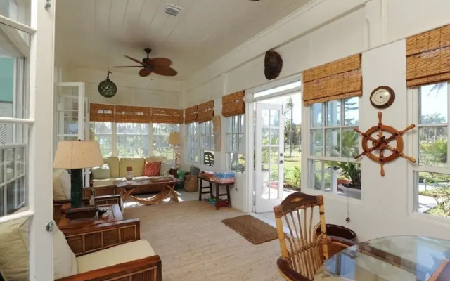 Secluded Paradise: Grand Estate With Kayaks And Snorkeling