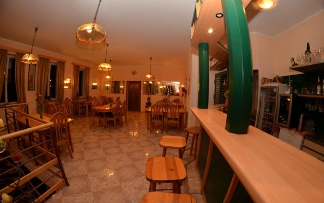 Relax House