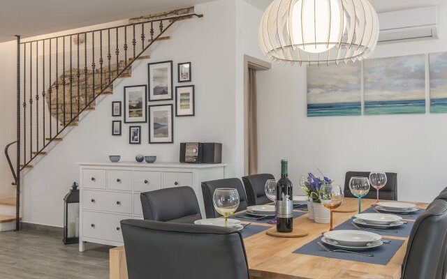 Beautiful Stone House with Large Garden And Private Pool